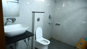Ein Badezimmer mit Waschbecken, Toilette und Dusche.