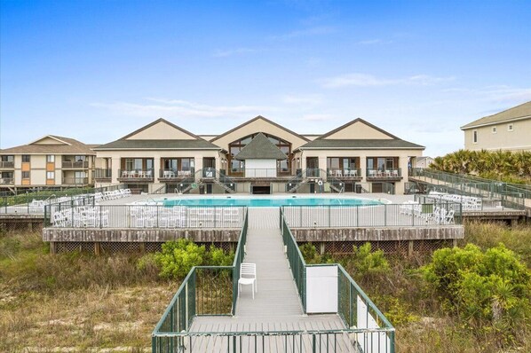 Pool - NEW LISTING-UPDATES!-4br 4ba-DOG FRIENDLY-towels,linens,pool club. (Ocean Isle Beach)
