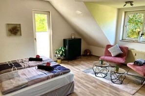 1 Schlafzimmer, Schreibtisch, schallisolierte Zimmer