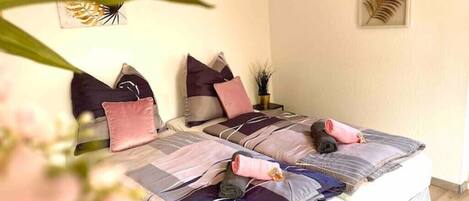 1 habitación, tabla de planchar con plancha, wifi y ropa de cama