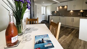 Een moderne keuken met houten kastjes en een backsplash van baksteen.