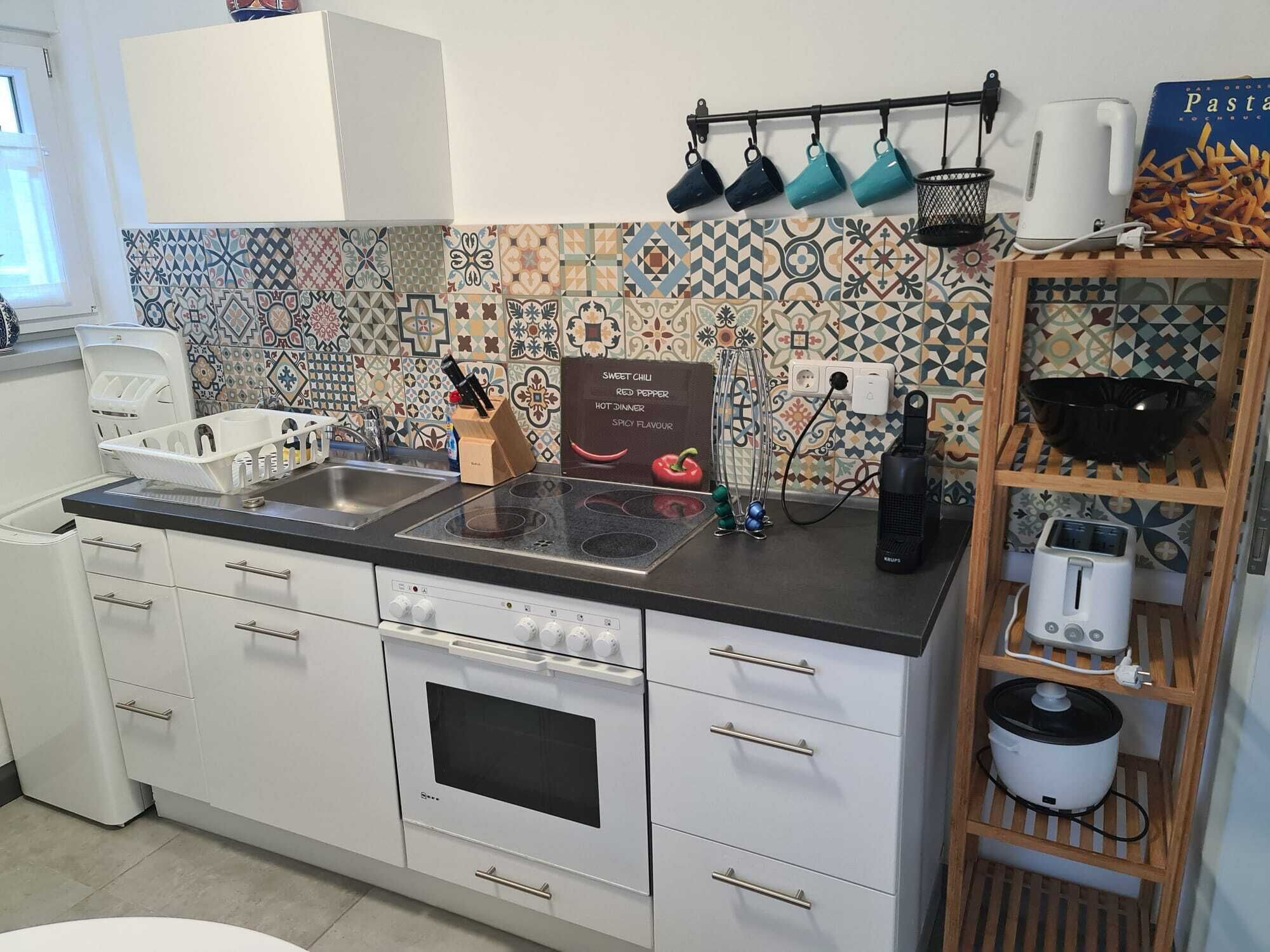Fridge, oven, stovetop, coffee/tea maker