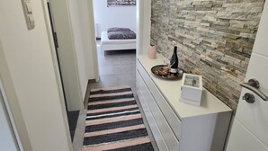 1 室のベッドルーム、旅行用ベビーベッド、WiFi (無料)、ベッドシーツ