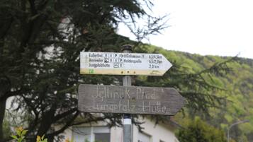 Un poste indicador con múltiples flechas señalando diferentes destinos y distancias.