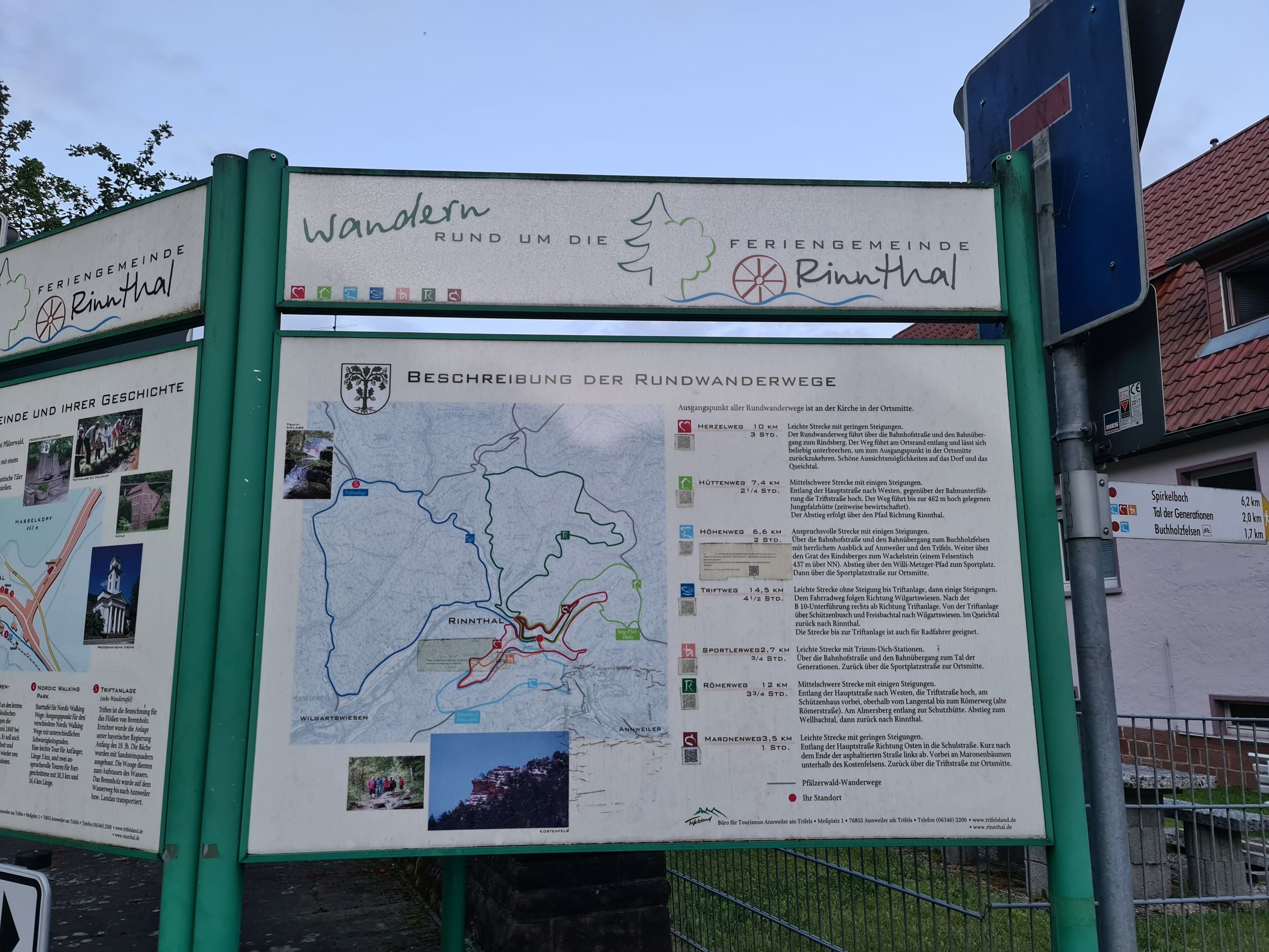 Un cartel con un mapa e información sobre atracciones locales.