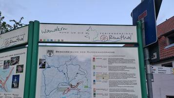Un cartel con un mapa e información sobre atracciones locales.