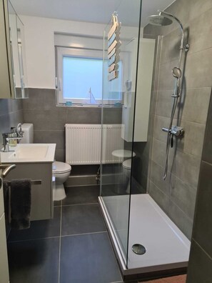 Shower, hair dryer, towels, shampoo