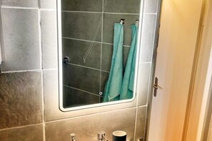 Shower, hair dryer, towels, soap - Apartment Nähe Flughafen DUS mit Balkon (Düsseldorf)