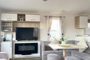 Living area - Beautiful 3-bed Hot Tub Lodge at Tattershall Lakes (Lincoln)