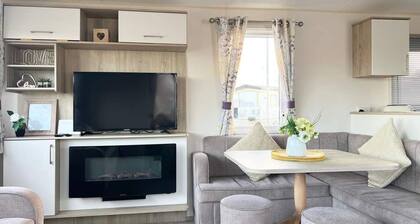 Beautiful 3-bed Hot Tub Lodge at Tattershall Lakes