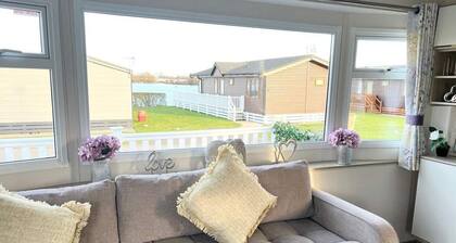 Beautiful 3-bed Hot Tub Lodge at Tattershall Lakes