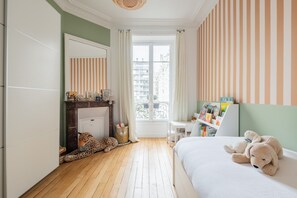 3 bedrooms, WiFi, bed sheets - Verdant and Vivacious, by Veeve (Paris)
