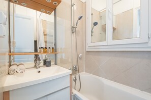 Shower, hair dryer, towels - Verdant and Vivacious, by Veeve (Paris)