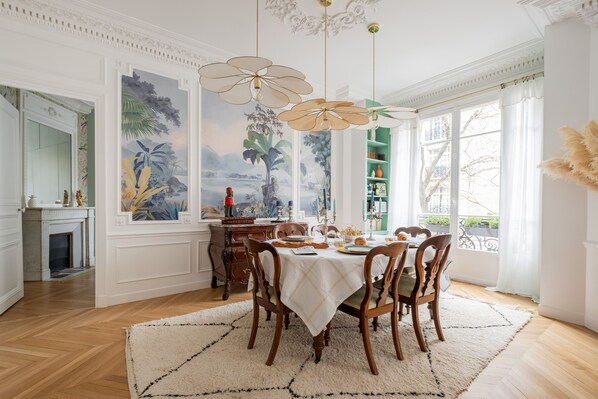 Dining - Verdant and Vivacious, by Veeve (Paris)