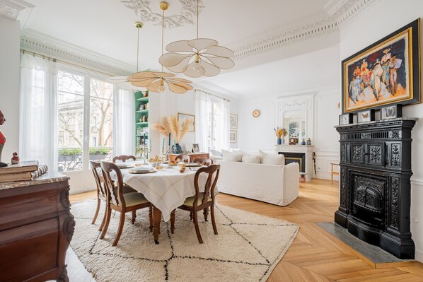 Dining - Verdant and Vivacious, by Veeve (Paris)