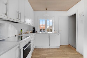 Kjøleskap, ovn, kokeplater og oppvaskmaskin