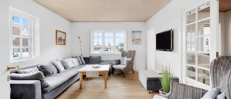 Smart TV, DVD player, books, stereo