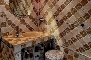 Bruser, hårtørrer, bidet, håndklæder