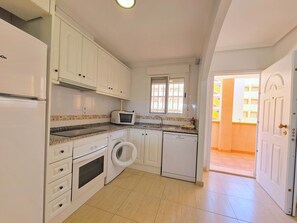 Kühlschrank, Mikrowelle, Ofen, Geschirrspüler