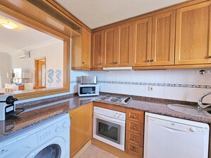 Køleskab, ovn, opvaskemaskine, kaffe-/temaskine