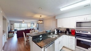 冷蔵庫、電子レンジ、オーブン、コンロ