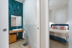 シャワー、ヘアドライヤー、タオル