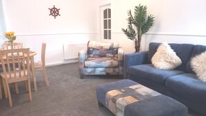 Living area - Coquet Nest, Cosy 2 Bedroom Apartment Amble town centre (Amble)