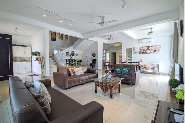 Deluxe Villa | Living area - Fun Villa 16-22px Pool BBQ Netflix KTV (Bandar Penawar)