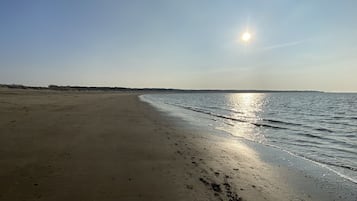 Ligstoelen aan het strand