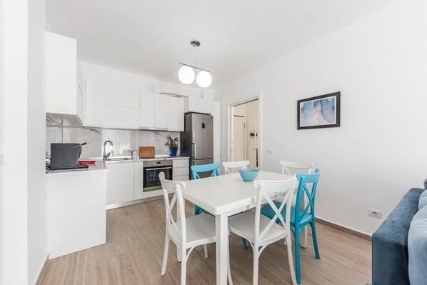 Full-sized fridge, microwave, oven, stovetop