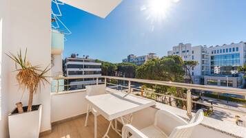Deluxe Apartment, Beach View | Balcony
