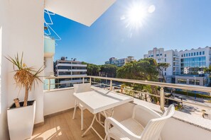 Deluxe-huoneisto, rantanäköala | Parveke