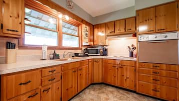 KylskÄp, mikrovÄgsugn, ugn och spishÀll