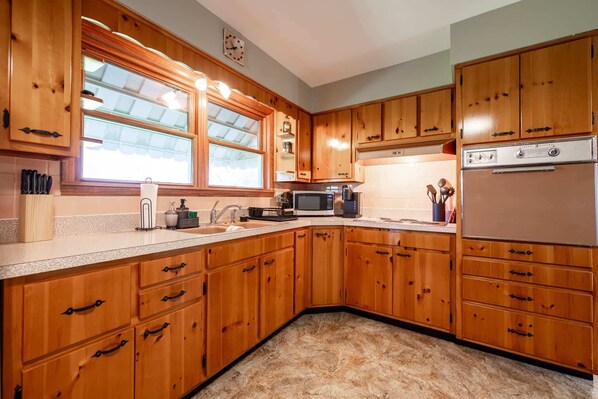 冷蔵庫、電子レンジ、オーブン、コンロ