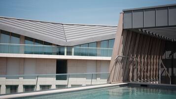 Una piscina al aire libre