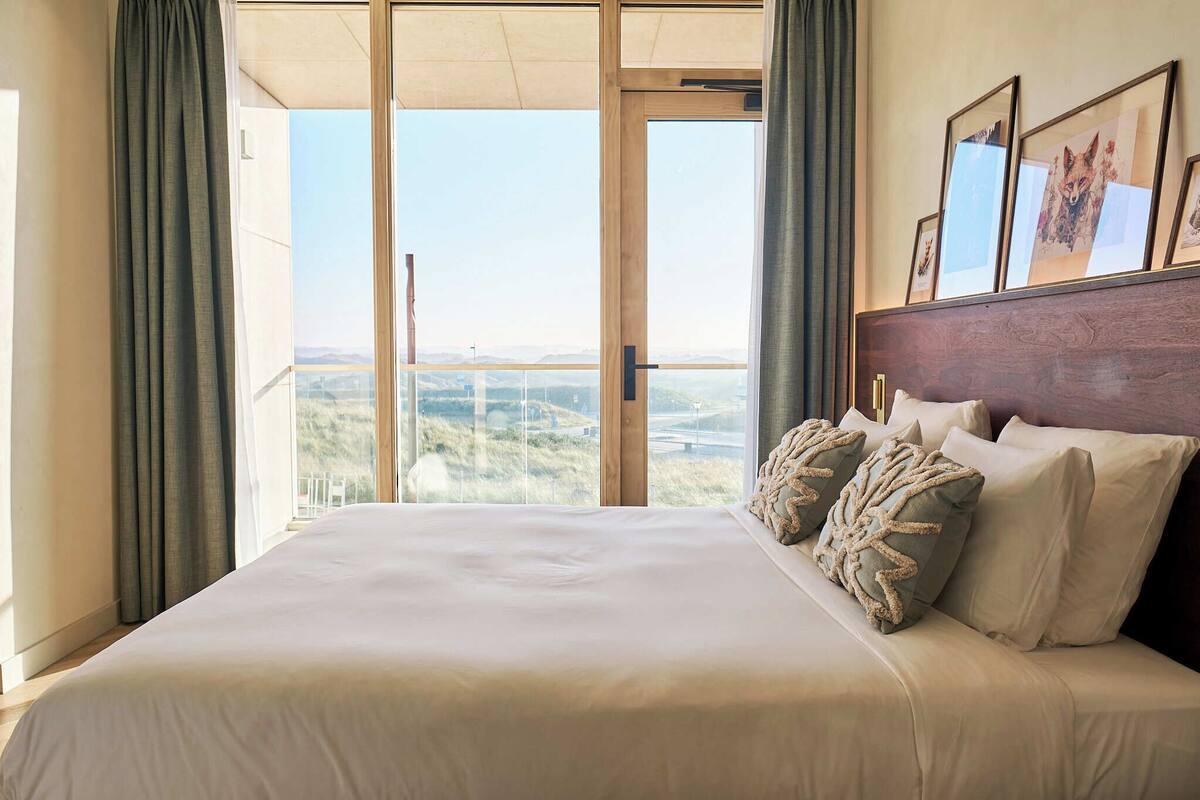 Sengetøy av topp kvalitet, minibar, safe på rommet og blendingsgardiner