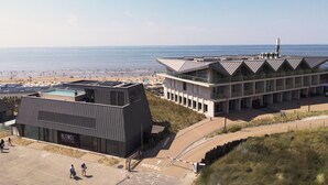 A modern hotel with a pool, located near a beach. - Blendin Bloemendaal (Overveen)