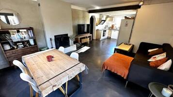 Smart TV, chimenea y libros