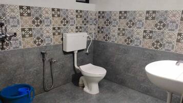 Deluxe Double Room | Bathroom | Free toiletries