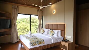 Club Room, 1 King Bed, Non Smoking, Sea View | Iron/ironing board, free WiFi