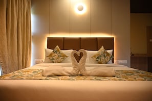 Club Room, 1 King Bed, Non Smoking, Sea View | Iron/ironing board, free WiFi