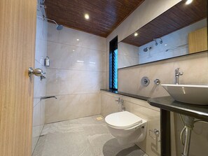 Phòng Club, 1 giường cỡ king, không hút thuốc, quang cảnh biển | Phòng tắm | Buồng tắm vòi sen, vòi sen thủy lực, khăn tắm, xà phòng 