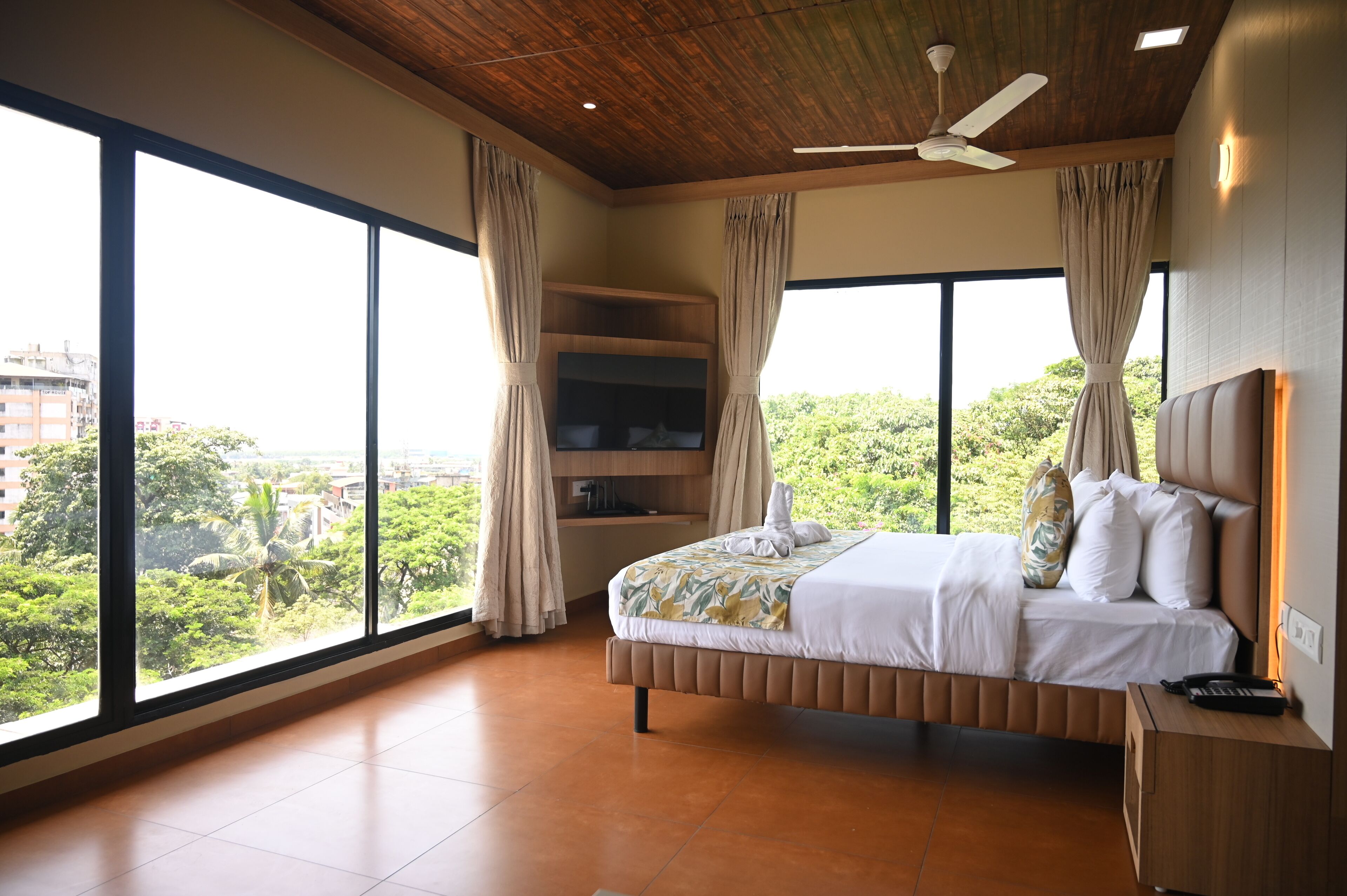 Club kamer, 1 kingsize bed, niet-roken, uitzicht op zee | Een strijkplank/strijkijzer, gratis wifi