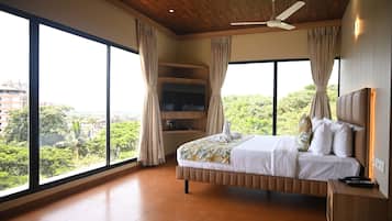 Club Room, 1 King Bed, Non Smoking, Sea View | Iron/ironing board, free WiFi