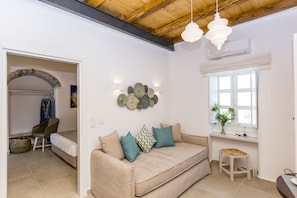 Boutique Apartment | Zona de estar | Televisión de 32 pulgadas con canales por satélite, Netflix