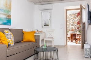 Boutique Studio | Living area | 32-inch TV with satellite channels, Netflix, streaming services - Ep Avlis Apartments (Naxos)