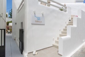 A white building with a sign reading 'EP'AVLIS Boutique Studio Apartments.' - Ep Avlis Apartments (Naxos)