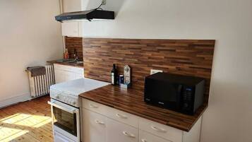 Een koelkast, een microgolfoven, een oven, een kookplaat