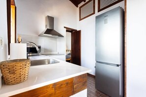 Microondas, placa de cocina, cafetera o tetera y utensilios de cocina