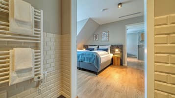 Studio Superior | Allergitestade sängkläder, värdeförvaringsskåp på rummet och skrivbord